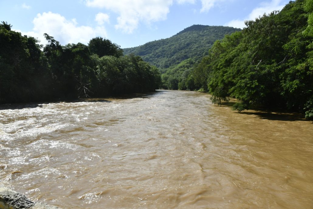Desaparece hombre tras ser arrastrado por el río Casuy en el distrito municipal El Puerto