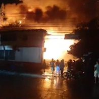 Incendio destruye surtidora, mercado y afecta otros negocios en Santiago
