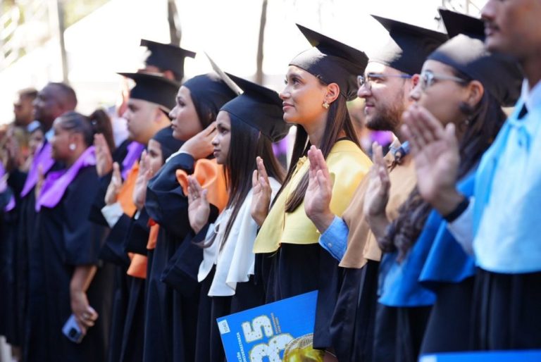 UASD ratifica compromiso con la movilidad social al investir 4,156 nuevos profesionales 3 | Noticias de hoy en República Dominicana UASD