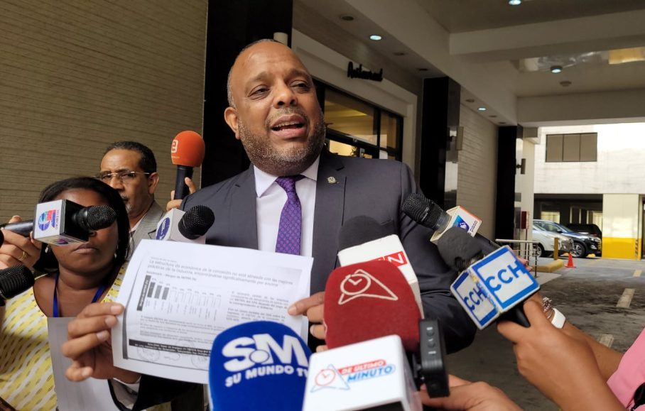Oposición considera Pepca debería investigar contrato Aerodom; oficialismo defiende aprobación