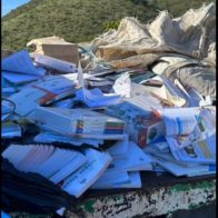Directora es suspendida por echar libros de texto a la basura en Azua