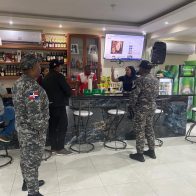 Policía de Sánchez Ramírez supervisa lugares de expendio de bebidas alcohólicas tras extensión de horario
