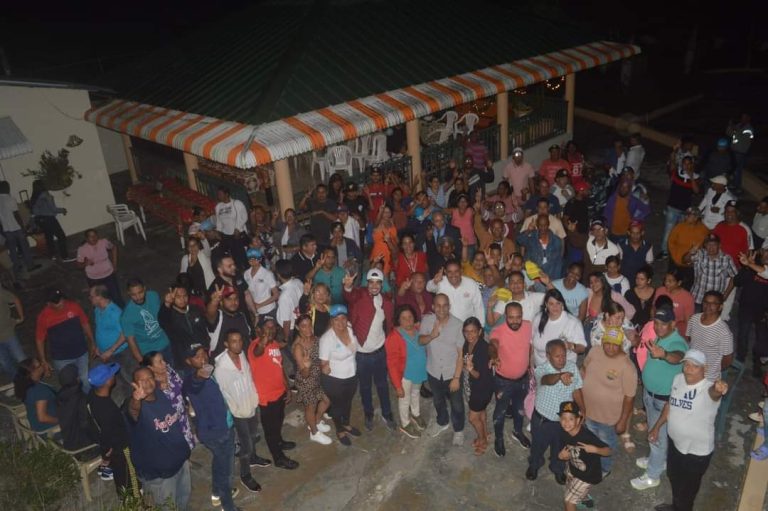 PLD juramenta a cientos de miembros del PRM en Guayabal y en el municipio cabecera de Azua