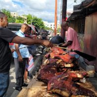 Vendedores esperan venta de cerdo asado se dinamicen la tarde de este domingo