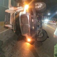 Un camión se accidenta en Avenida del Puerto