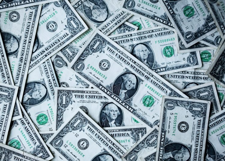El dólar varía para la venta un 0.14% y se cambia a RD$57.11