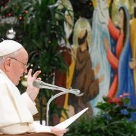 El papa critica la obsesión por la apariencia en redes sociales