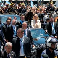 Autoridades argentinas buscan a hombre que atacó el desfile de Milei e hirió a un escolta