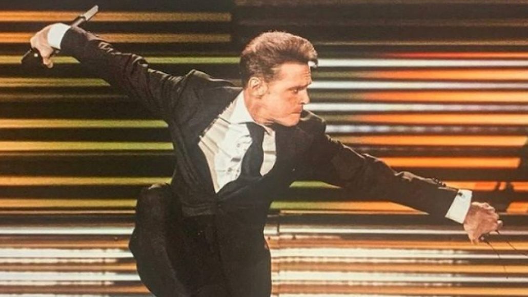 Dron se cae en pleno concierto de Luis Miguel