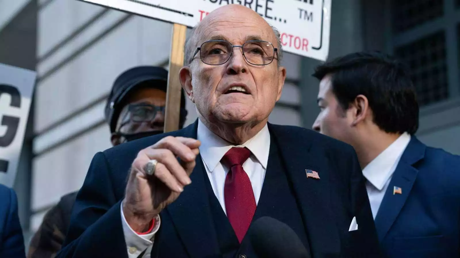 Rudy Giuliani se declara en bancarrota tras su condena millonaria por difamación