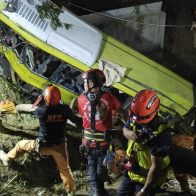 Aumentan a 17 los fallecidos tras precipitarse un autobús por un barranco