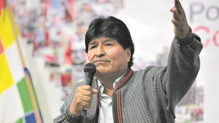Evo Morales dice que sentencia de tribunal sobre reelección es "plan negro en su contra"