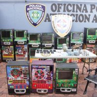 Policía ocupa 25 máquinas tragamonedas, drogas y celulares en el Distrito Nacional