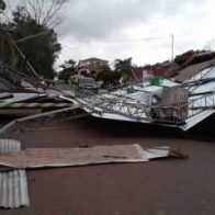 Un muerto y 13 heridos al desplomarse polideportivo