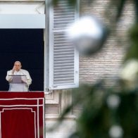 El papa lamenta que "el mundo se ríe de los cristianos"