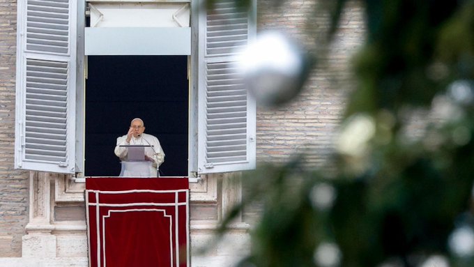 El papa lamenta que "el mundo se ríe de los cristianos"