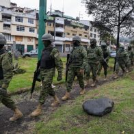 Policía ecuatoriana rescata a 2 de sus agentes mientras sigue escalando crisis carcelaria