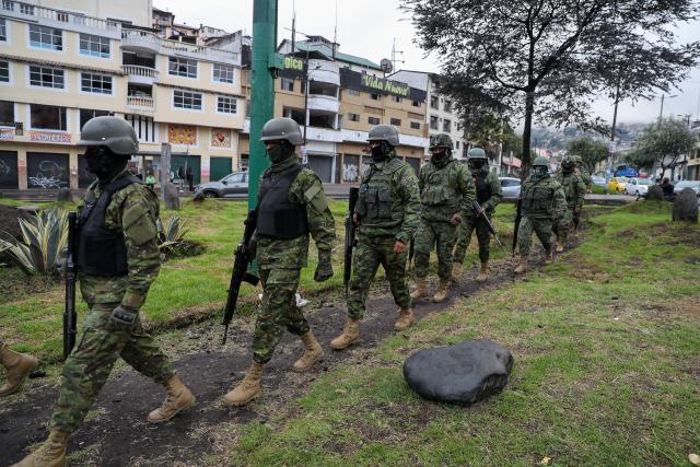 Policía ecuatoriana rescata a 2 de sus agentes mientras sigue escalando crisis carcelaria