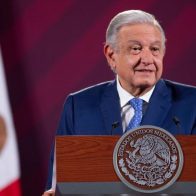 Presidente de México tacha de corrupto a periodista por revelar tráfico de influencias de su hijo