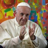 El papa alega que las bendiciones a parejas homosexuales van dirigidas "a las personas"