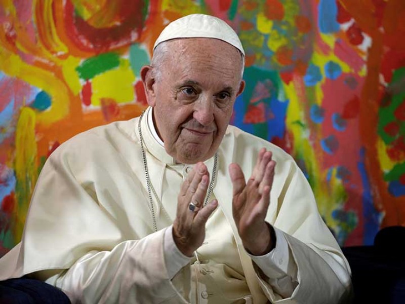 El papa alega que las bendiciones a parejas homosexuales van dirigidas "a las personas"