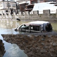 Un tsunami de tres metros alcanzó una central nuclear de Japón