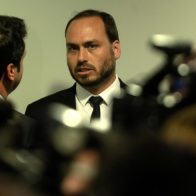 Uno de los hijos de Bolsonaro es investigado por espionaje ilegal; registran casa y gabinete