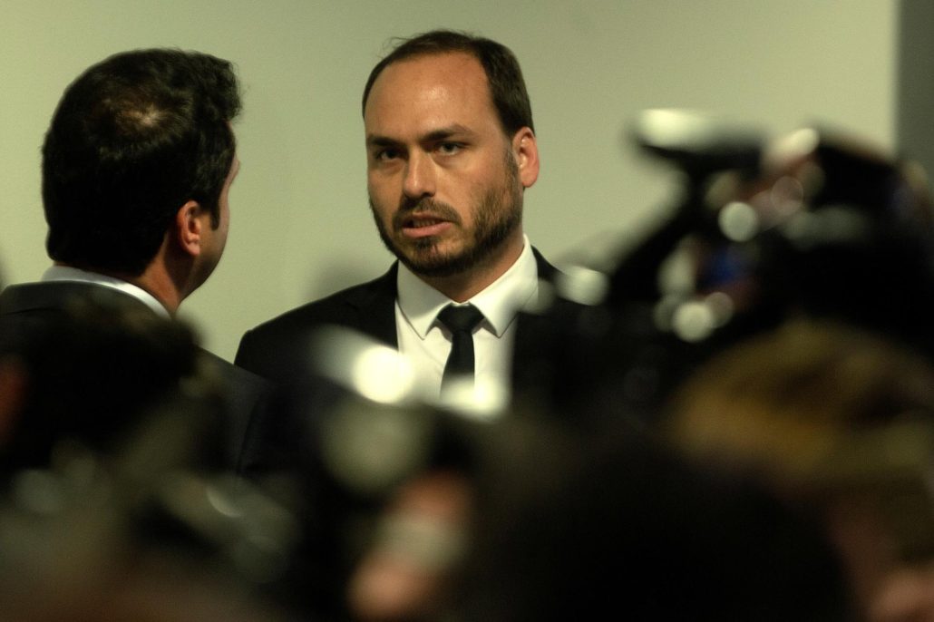 Uno de los hijos de Bolsonaro es investigado por espionaje ilegal; registran casa y gabinete