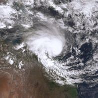La inminente llegada del ciclón Kirrily cierra escuelas y cancela vuelos en Australia