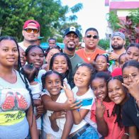 Alex Diamond lleva alegría a comunidades dominicanas con entrega de juguetes
