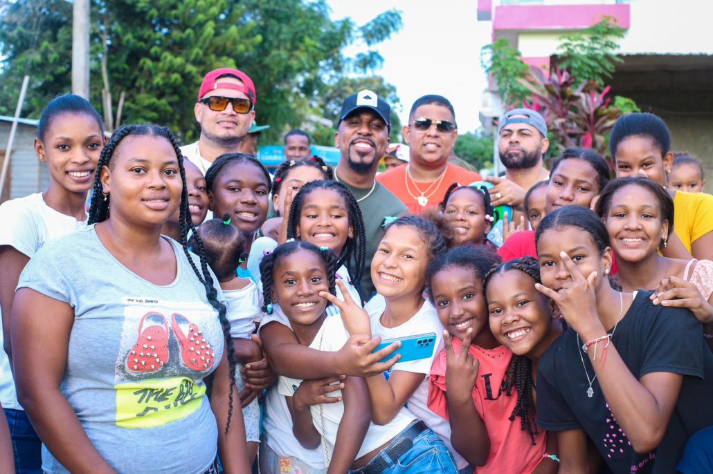 Alex Diamond lleva alegría a comunidades dominicanas con entrega de juguetes