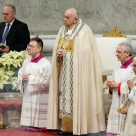 “Quien lastima a una mujer, profana a Dios”, reza el papa durante misa de Año Nuevo