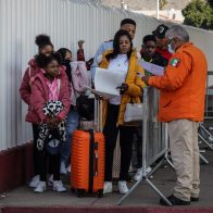 Migrantes pagan hasta 40.000 dólares por amparos para llegar a la frontera norte de México