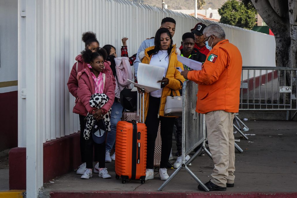 Migrantes pagan hasta 40.000 dólares por amparos para llegar a la frontera norte de México