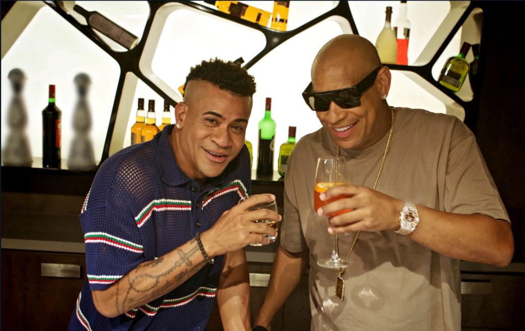 El dúo cubano Gente de Zona estrena el tema bailable "Por ahí"