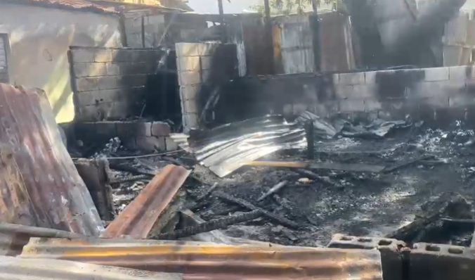 Mujer muere calcinada en medio de incendio de viviendas en Santiago