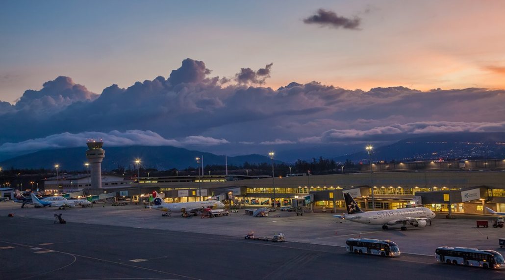 Ecuador niega la entrada de 23 extranjeros por no presentar certificado de vacunación