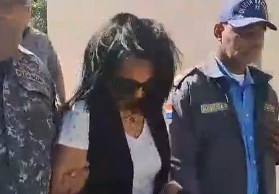 Mujer acusada de estafa se escapa de destacamento en Mao