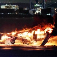 Confirman cinco muertos tras el choque de dos aviones en Tokio