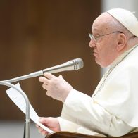 El papa pide una mejor relación con la comida ante "tantos desequilibrios y patologías"