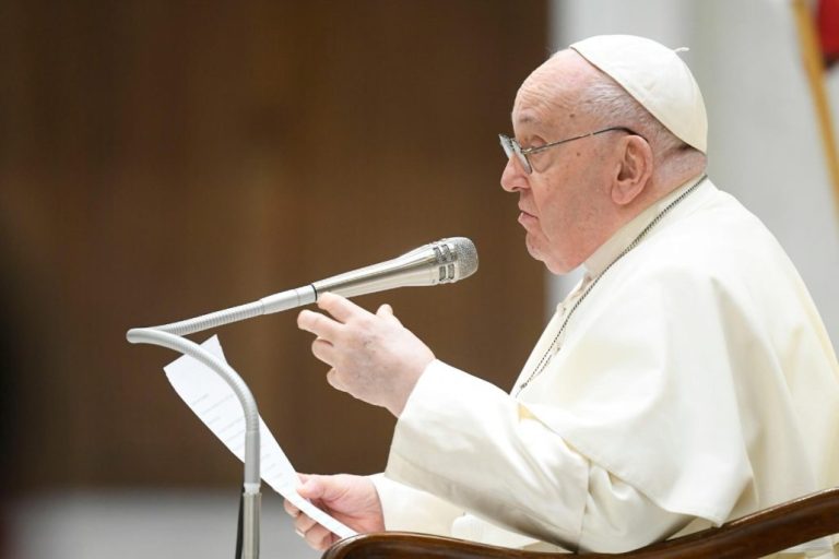 El papa pide una mejor relación con la comida ante "tantos desequilibrios y patologías"