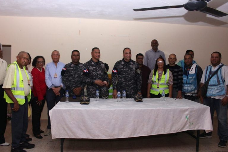 PN sostiene encuentro con moradores de la Urbanización Primaveral en Villa Mella