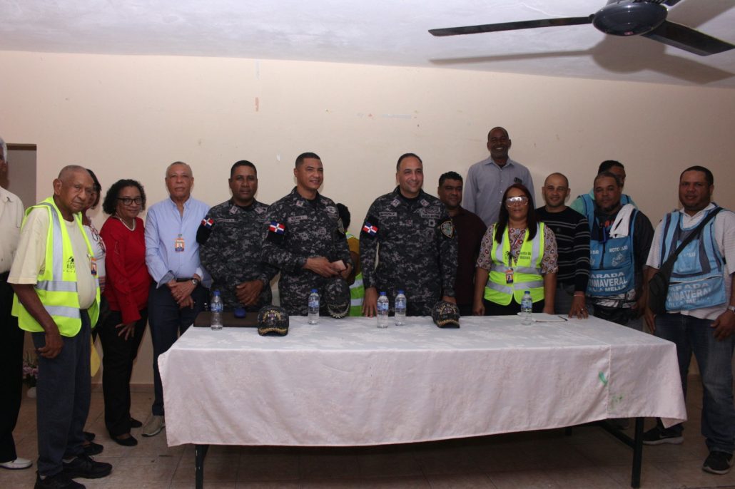 PN sostiene encuentro con moradores de la Urbanización Primaveral en Villa Mella
