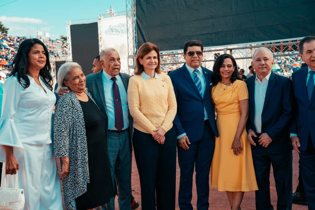 Líderes políticos asisten a la Concentración Evangélica Nacional La Batalla de la Fe