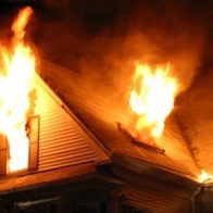 Arrestan hombre por pegarle fuego a vivienda de su madre en Santiago