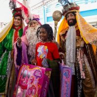 Hijos de agentes policiales participan en la entrega de juguetes por motivo de los Santos Reyes Magos