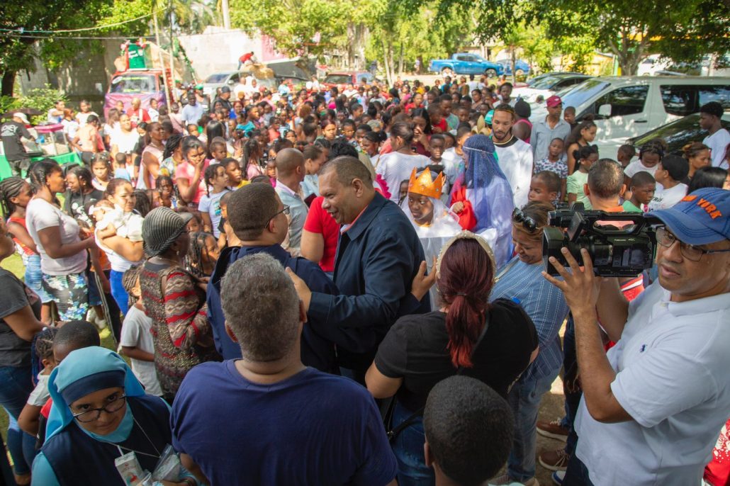 Alcalde Carlos Guzmán entrega cientos de juguetes a niños de escasos recursos