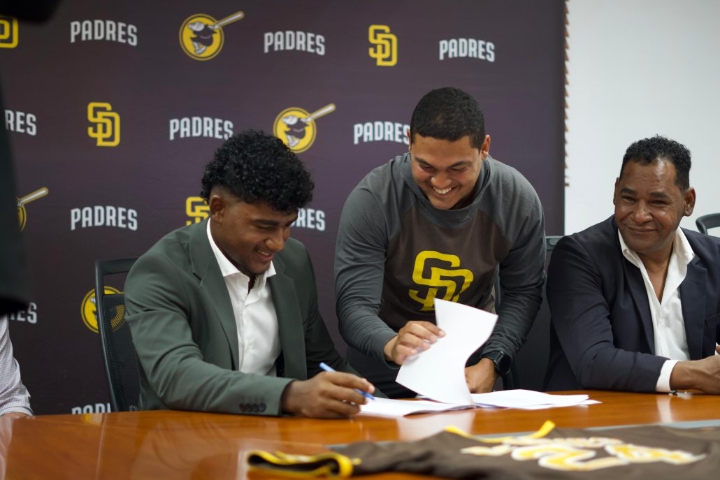 Padres de San Diego firma por 4.2 millones de dólares al shortstop Leo De Vries Angomas