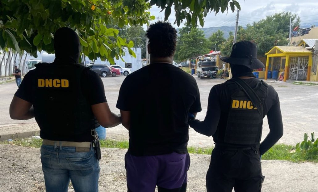 DNCD apresa hombre vinculado a 168 paquetes de cocaína en Barahona