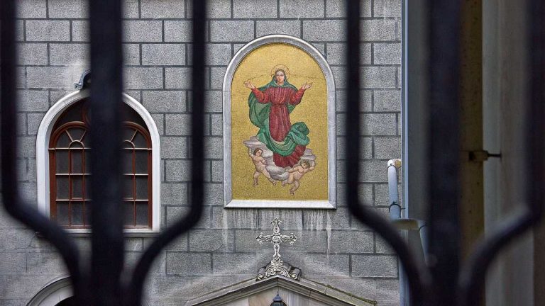 Un tiroteo durante la misa en una iglesia católica de Estambul deja un muerto